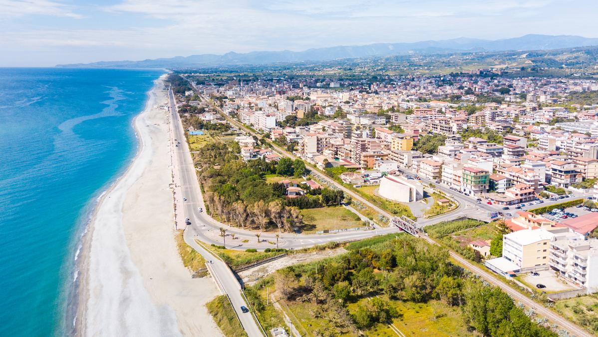 Bandiere blu 2026: Liguria guida il ranking, Puglia e Calabria seguono con nuovi riconoscimenti
