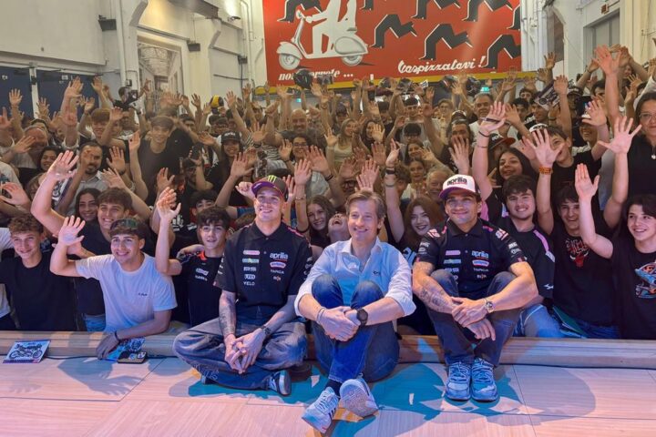 Bezzecchi e Martín al Museo Piaggio: entusiasmo verso il Gp del Mugello