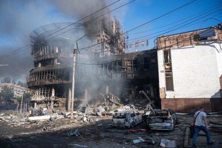 Bombardamenti russi su Kiev: quattro morti e oltre 50 feriti nella notte di sabato