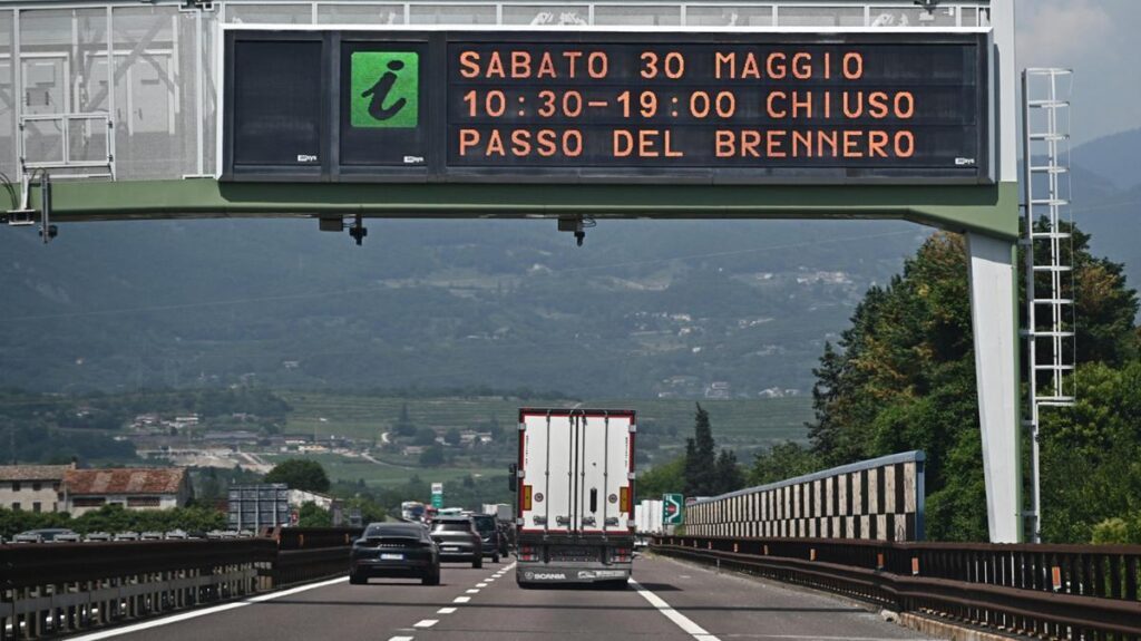 Caos al Brennero: blocco totale del valico e danni alla ferrovia, ritardi significativi dei treni
