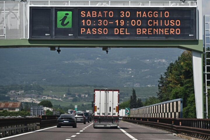 Caos al Brennero: blocco totale del valico e danni alla ferrovia, ritardi significativi dei treni