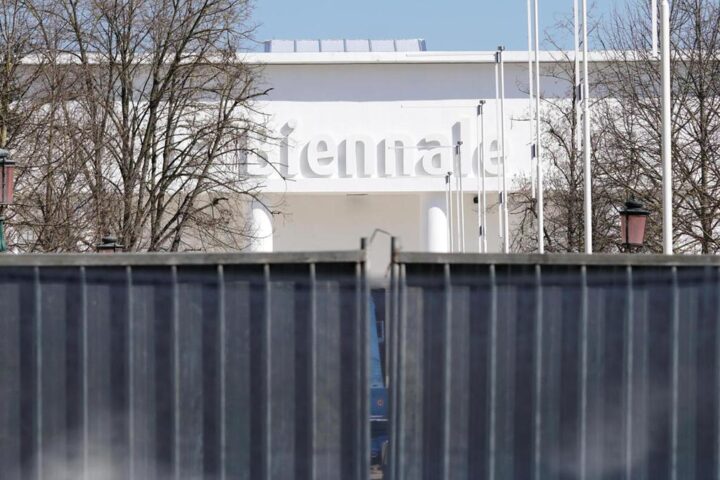 Caos alla Biennale di Venezia: dimissioni della giuria e inaugurazione annullata