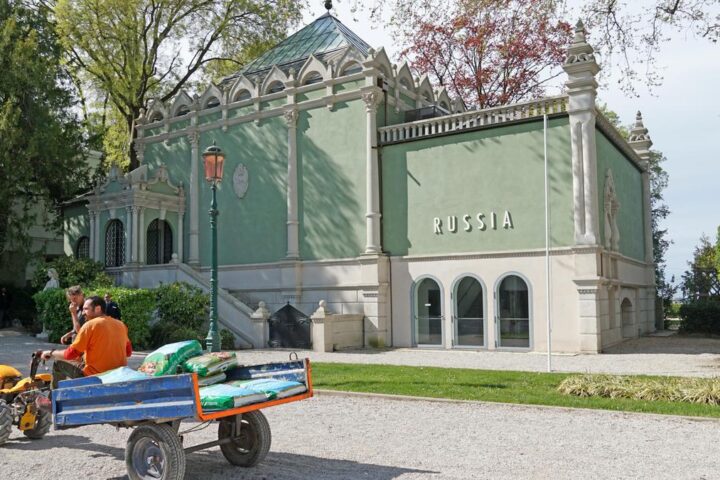 Caos alla Biennale di Venezia: il dibattito sull'opportunità del padiglione russo dopo le polemiche globali
