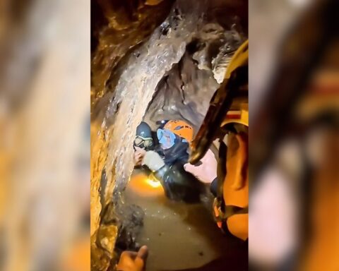 Cinque minatori salvati dopo dieci giorni bloccati in una grotta in Laos, due ancora dispersi