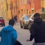 Cittadino eroe blocca l'aggressore armato dopo l'incidente sulla via Emilia