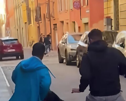 Cittadino eroe blocca l'aggressore armato dopo l'incidente sulla via Emilia
