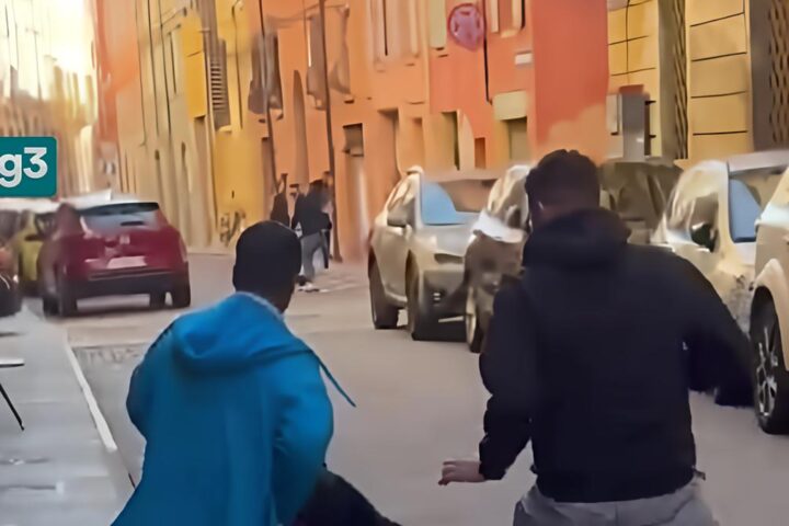 Cittadino eroe blocca l'aggressore armato dopo l'incidente sulla via Emilia