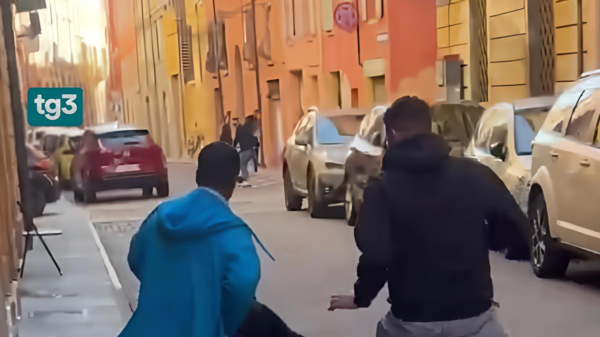 Cittadino eroe blocca l'aggressore armato dopo l'incidente sulla via Emilia