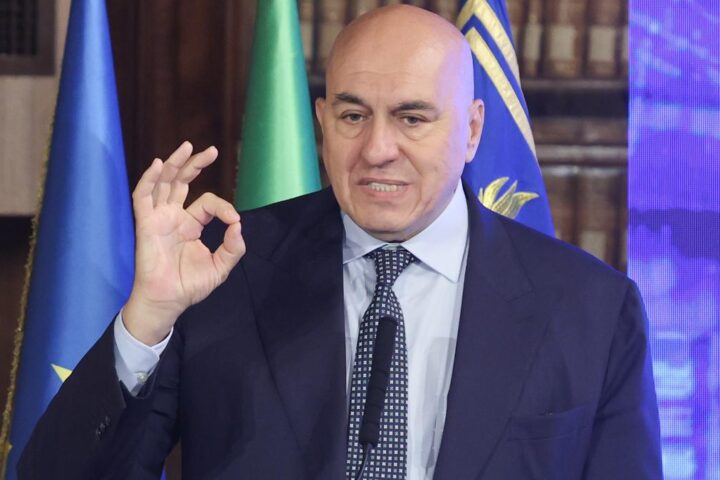 Crosetto sollecita Giorgetti sui fondi Ue per la difesa, mentre il governo affronta la crisi energetica