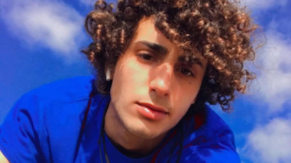Davide Cavallo abbraccia i due aggressori dopo la sentenza di 20 anni per tentato omicidio a Milano