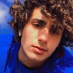 Davide Cavallo abbraccia i due aggressori dopo la sentenza di 20 anni per tentato omicidio a Milano