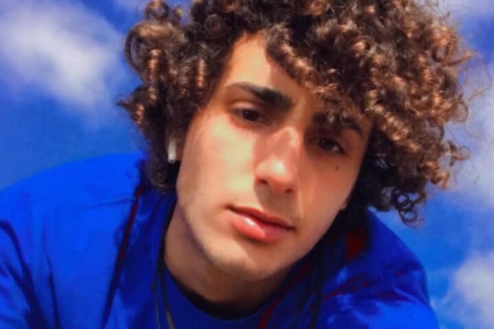 Davide Cavallo abbraccia i due aggressori dopo la sentenza di 20 anni per tentato omicidio a Milano