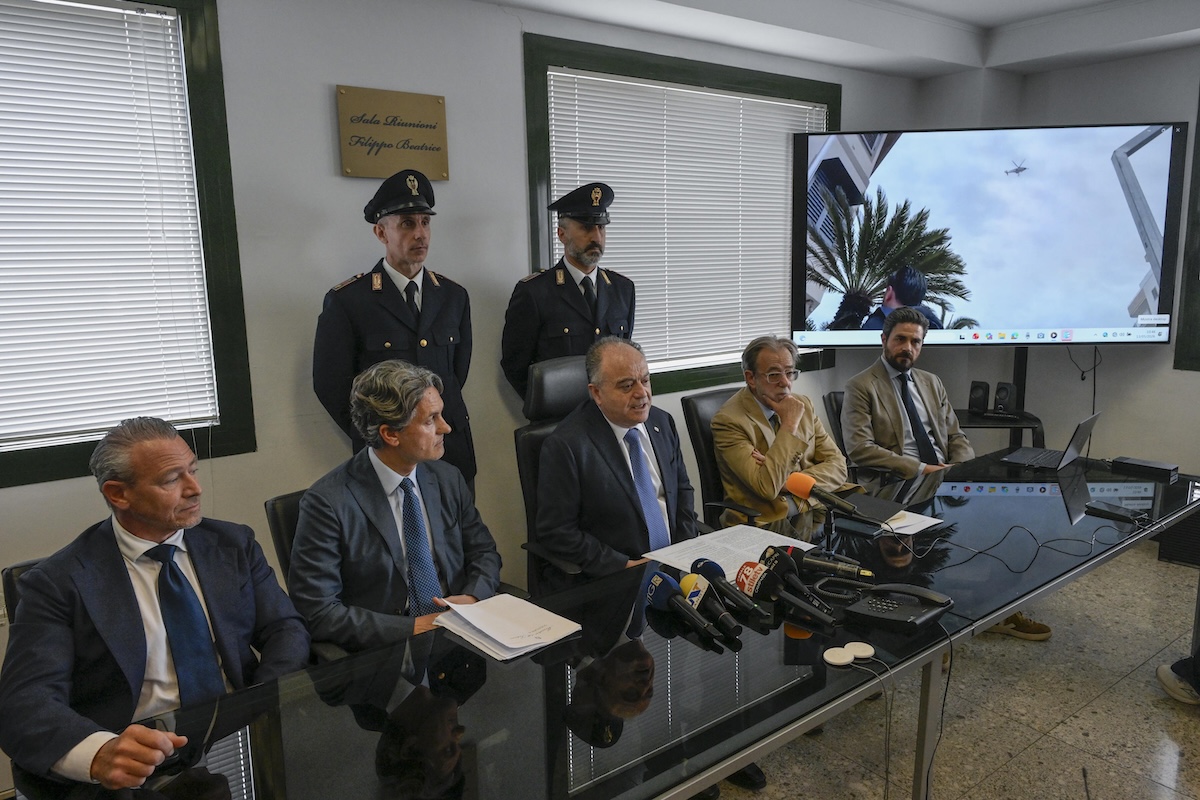 Dieci arresti per un sistema illecito di vendita di dati riservati in Italia
