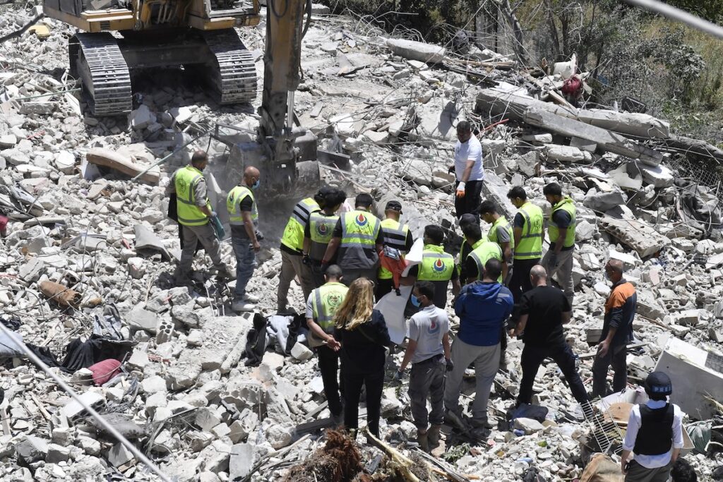Due bombardamenti israeliani in Libano causano la morte di dieci persone, tra cui sei operatori sanitari e un bambino