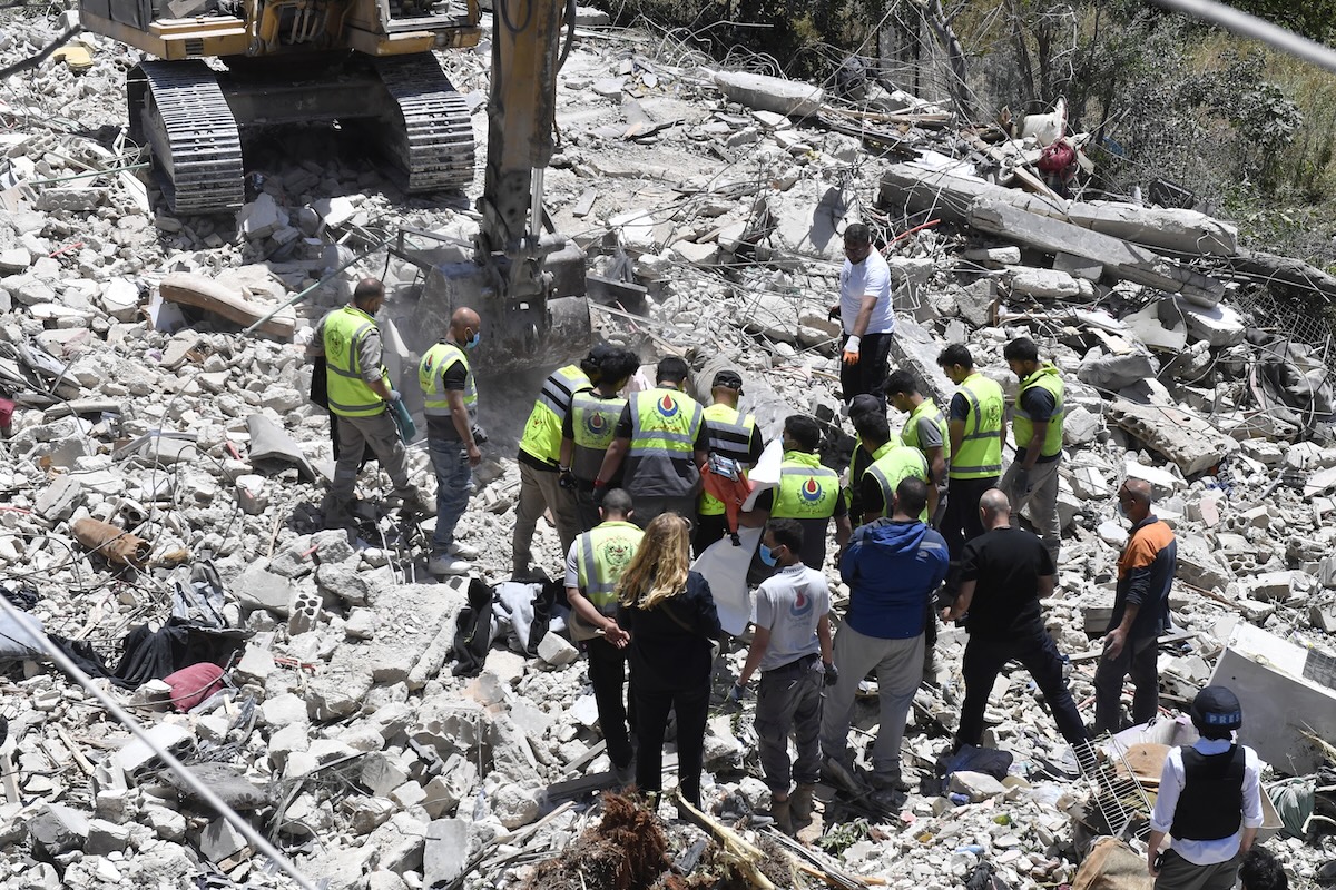 Due bombardamenti israeliani in Libano causano la morte di dieci persone, tra cui sei operatori sanitari e un bambino