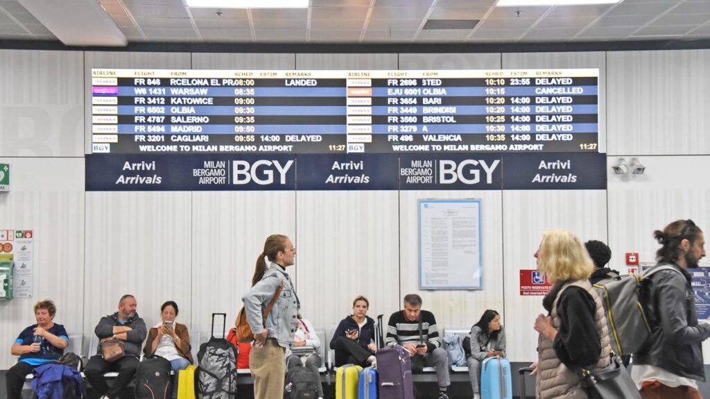 Fermato manager di Caddell in aeroporto: indagato per caporalato nel cantiere del consolato Usa di Milano