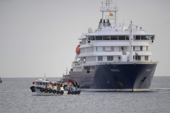 Francese positiva all'Hantavirus: peggiorano le sue condizioni, altri passeggeri negativi