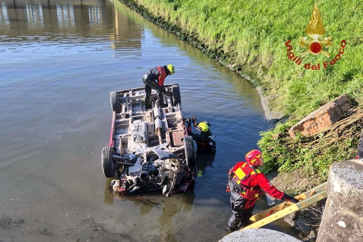 Furgoncino finisce in canale a Chioggia: tre morti e sei persone in salvo