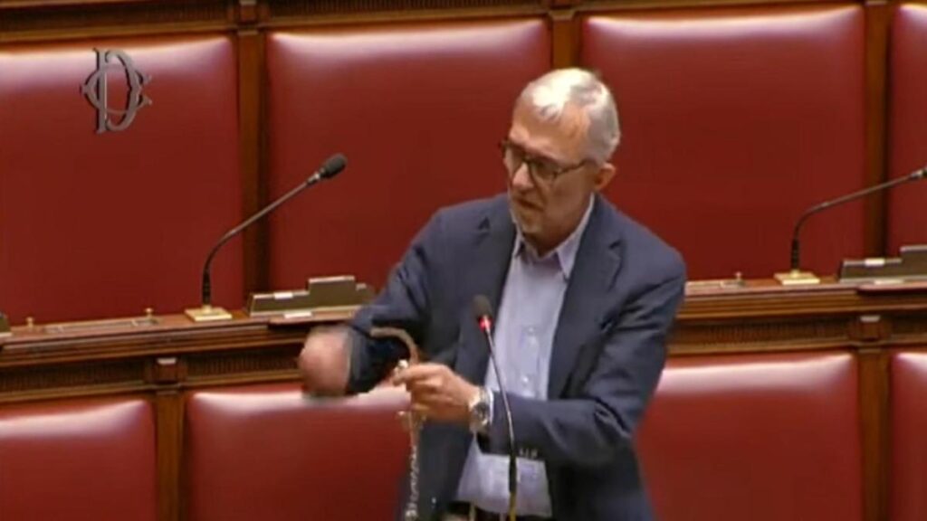 Giachetti si incatena alla Camera per protestare contro il blocco della Vigilanza Rai