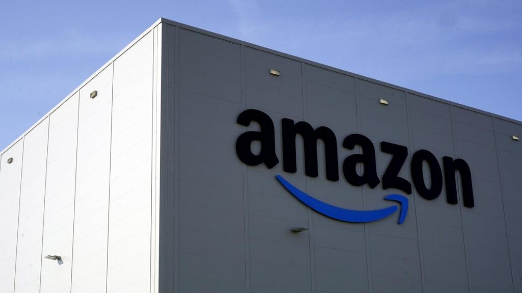 Giovane di 36 anni si dà fuoco davanti allo stabilimento Amazon di Torrazza Piemonte