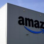 Giovane di 36 anni si dà fuoco davanti allo stabilimento Amazon di Torrazza Piemonte