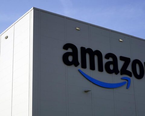 Giovane di 36 anni si dà fuoco davanti allo stabilimento Amazon di Torrazza Piemonte