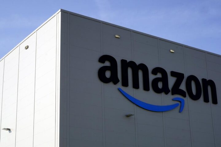 Giovane di 36 anni si dà fuoco davanti allo stabilimento Amazon di Torrazza Piemonte