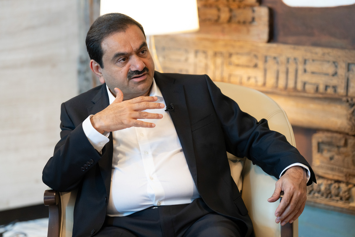 Gli Stati Uniti archiviano le accuse di corruzione contro Gautam Adani, imprenditore indiano ricco