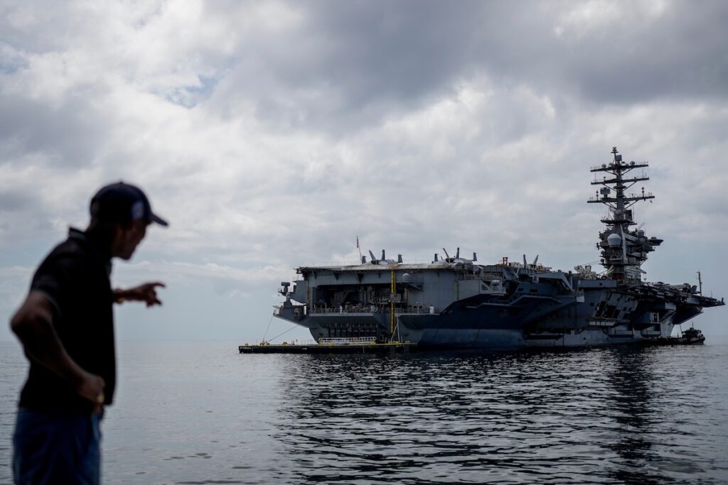 Gli Stati Uniti schierano la portaerei Nimitz nel mar dei Caraibi per aumentare la pressione su Cuba