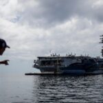 Gli Stati Uniti schierano la portaerei Nimitz nel mar dei Caraibi per aumentare la pressione su Cuba