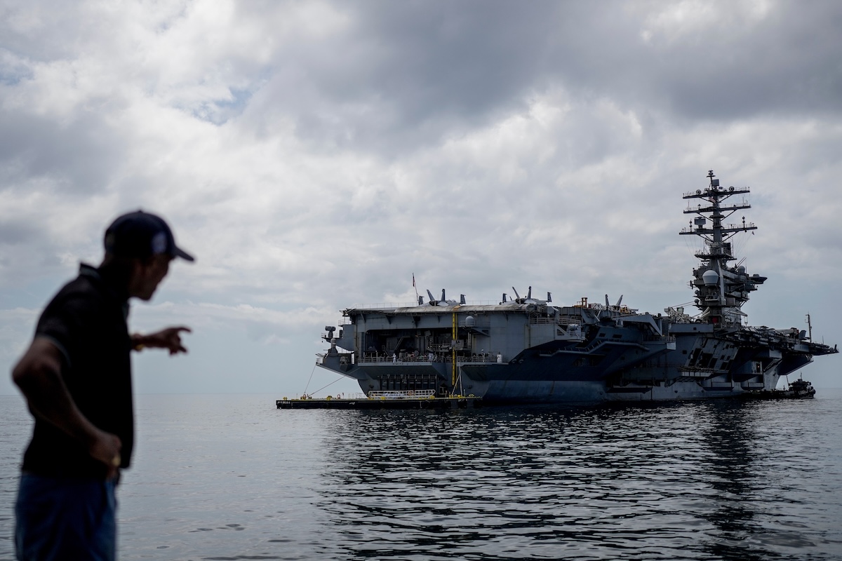 Gli Stati Uniti schierano la portaerei Nimitz nel mar dei Caraibi per aumentare la pressione su Cuba