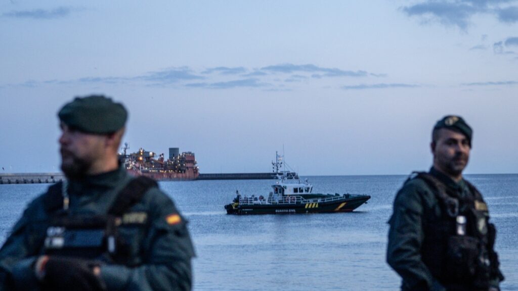 Hantavirus, la nave MV Hondius arriva a Tenerife con quattro italiani in quarantena