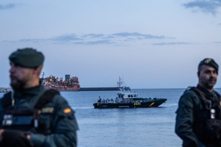 Hantavirus, la nave MV Hondius arriva a Tenerife con quattro italiani in quarantena