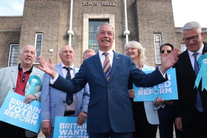 I vizi e le passioni di Nigel Farage: politica e denaro nel suo nuovo reality show