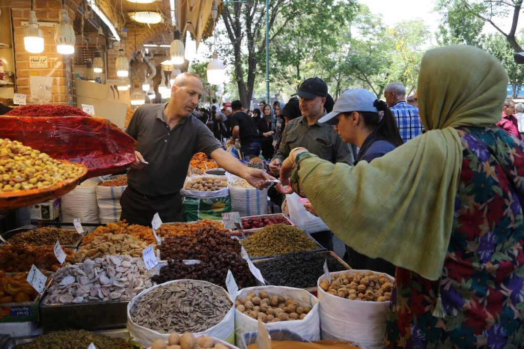Il blocco navale degli Stati Uniti accelera il declino dell'economia iraniana in guerra