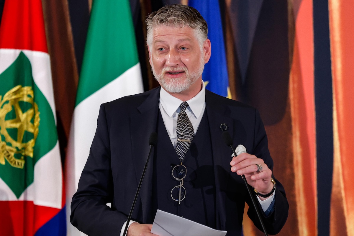 Il ministro della Cultura Alessandro Giuli licenzia due collaboratori chiave nel contesto di critiche sui fondi per il cinema