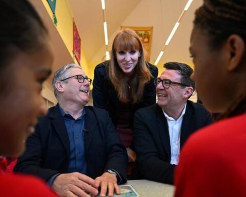 Il modello di Manchester per il Regno Unito: il sindaco laburista Burnham si prepara a sfidare Starmer