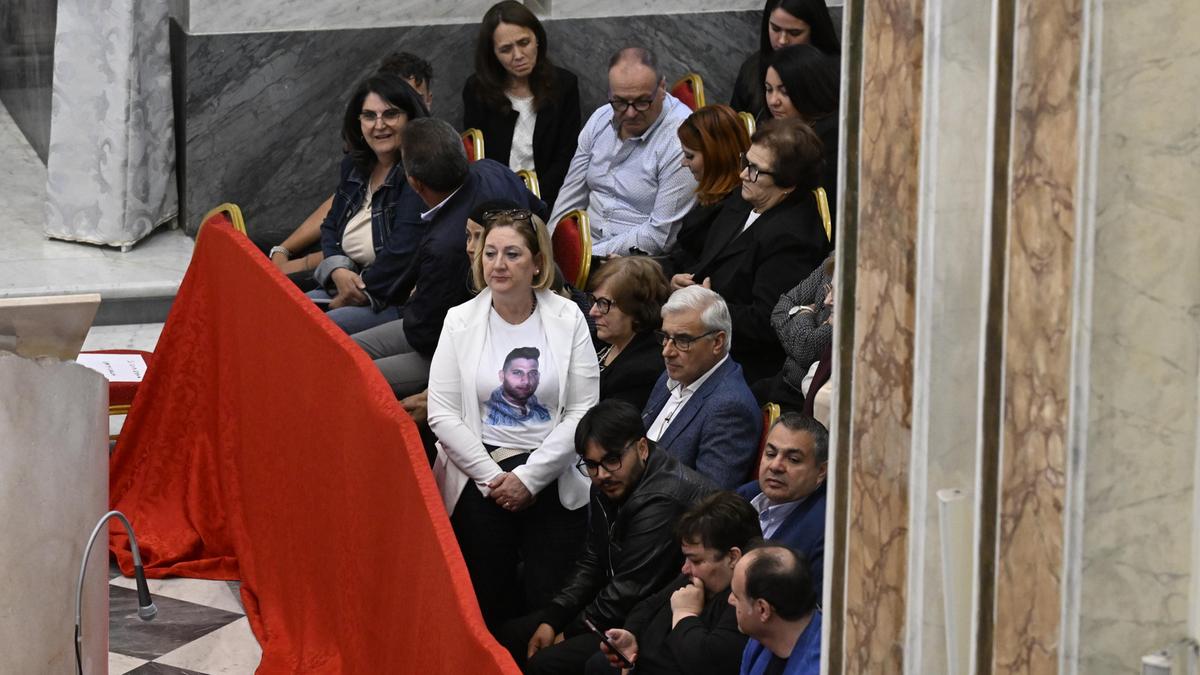 Il Papa incontra le famiglie vittime dell'inquinamento nella Terra dei fuochi ad Acerra