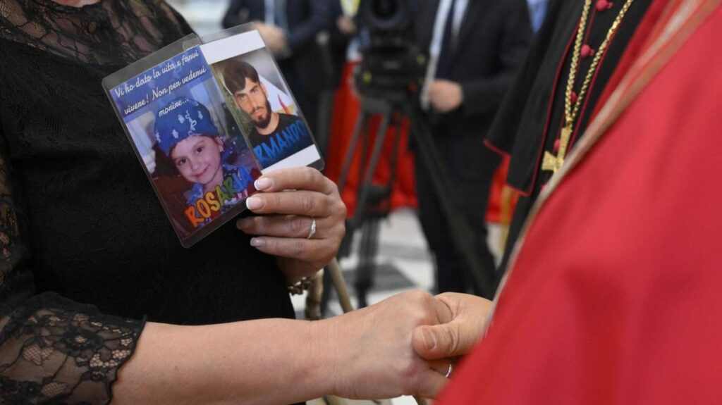 Il Papa Leone XIV abbraccia le famiglie delle vittime nella Terra dei Fuochi e denuncia l'inquinamento ambientalmente criminale