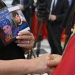Il Papa Leone XIV abbraccia le famiglie delle vittime nella Terra dei Fuochi e denuncia l'inquinamento ambientalmente criminale