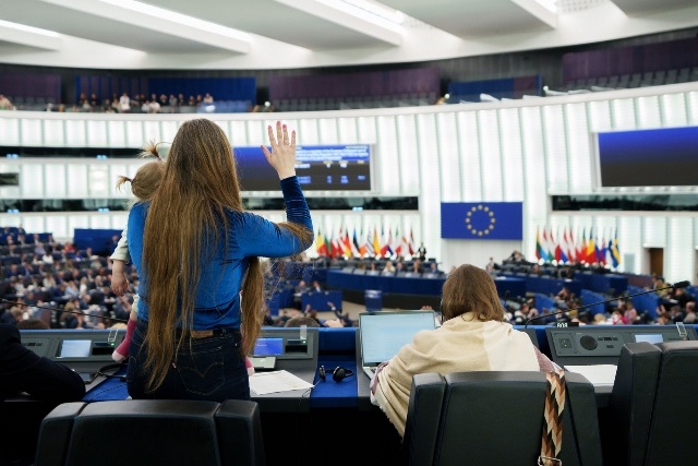 Il Parlamento Ue approva il voto per delega per le eurodeputate in gravidanza e dopo il parto
