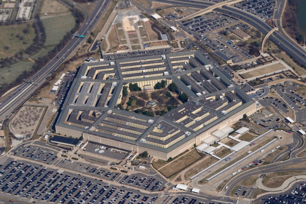Il Pentagono sigla accordi con aziende tecnologiche per l'uso di intelligenza artificiale in ambito militare