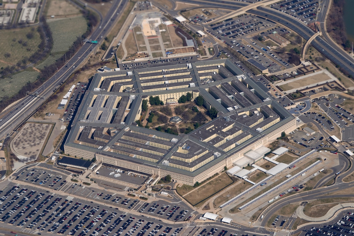 Il Pentagono sigla accordi con aziende tecnologiche per l'uso di intelligenza artificiale in ambito militare