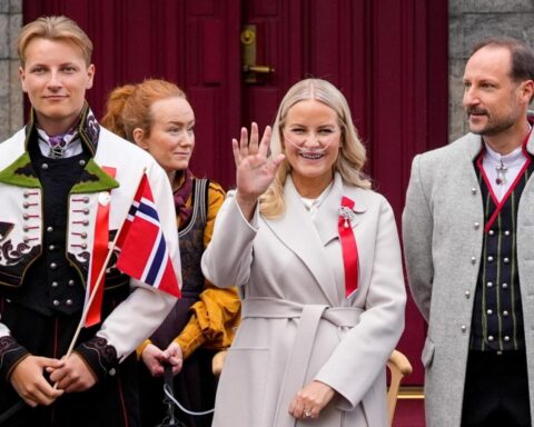 Il principe Haakon di Norvegia abbrevia la visita a Tokyo a causa del peggioramento della salute della principessa Mette Marit