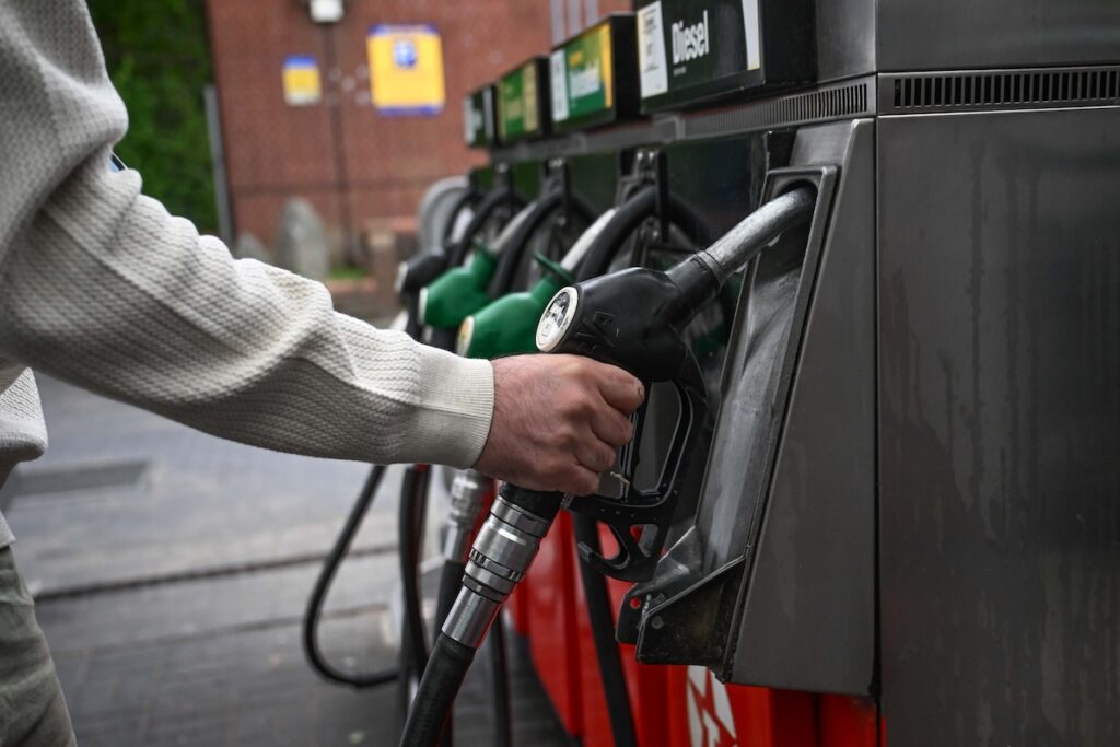 Il Regno Unito riduce alcune sanzioni su gas e petrolio russi per affrontare l’aumento dei prezzi energetici
