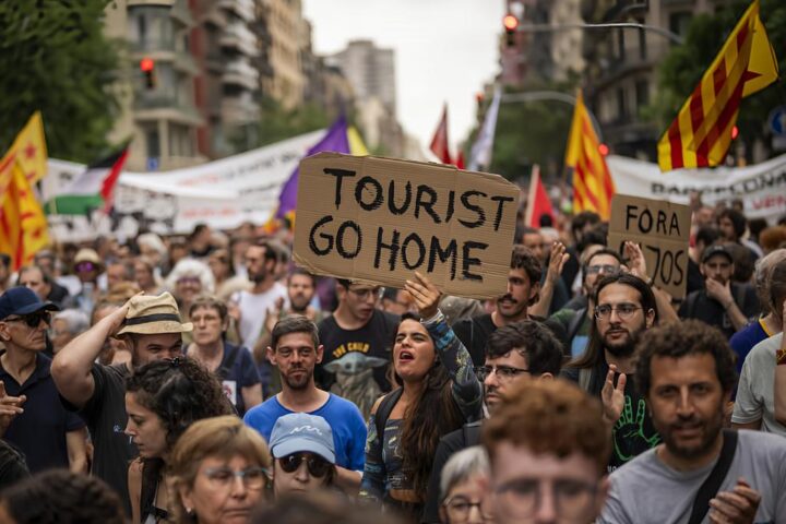 Il sindaco di Barcellona prevede fine degli affitti brevi entro il 2028
