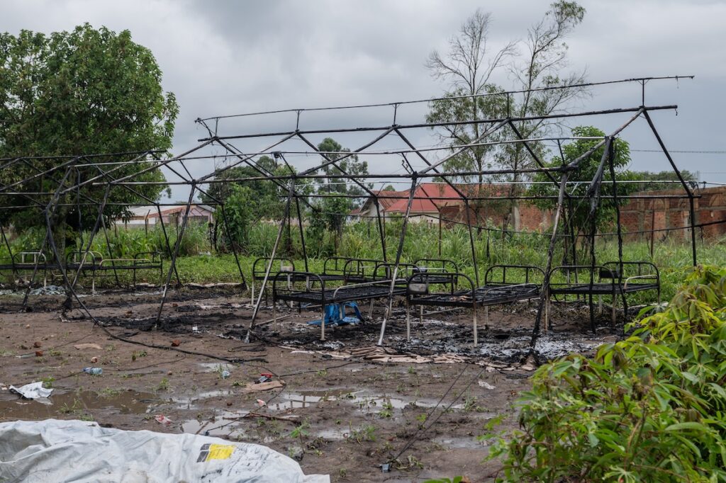 Incendio di un centro per il trattamento dell'ebola a Rwampara, Congo, dopo il divieto di recupero di un corpo
