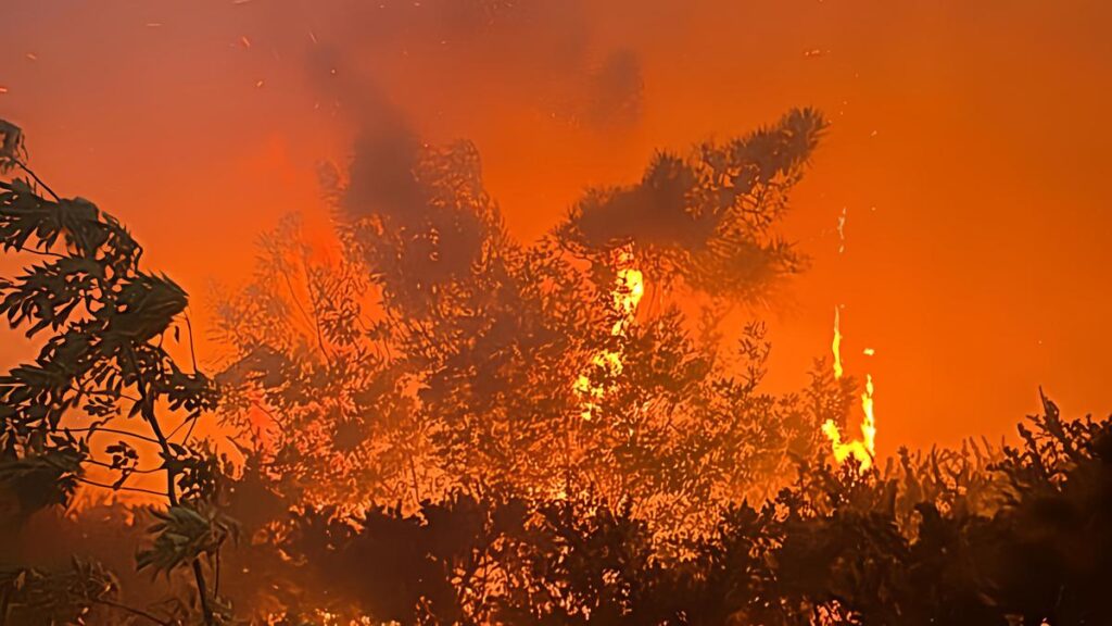 Incendio sul monte Faeta: evacuati 3500 residenti a causa del rogo in espansione
