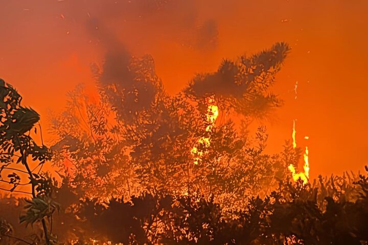 Incendio sul monte Faeta: evacuati 3500 residenti a causa del rogo in espansione