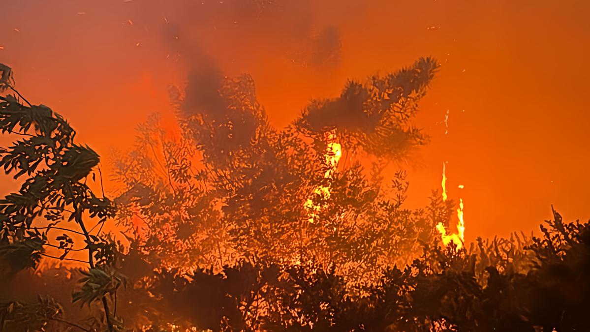 Incendio sul monte Faeta: evacuati 3500 residenti a causa del rogo in espansione